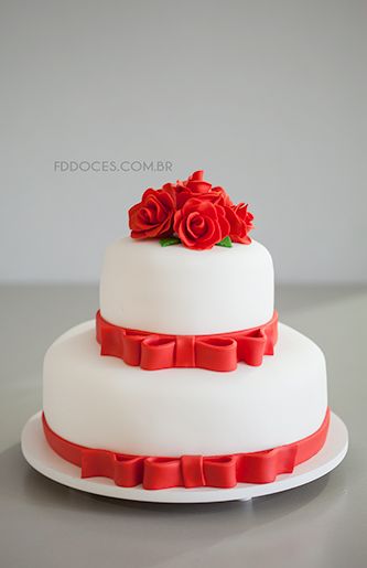Bolo de Casamento Com Flores Vermelhas