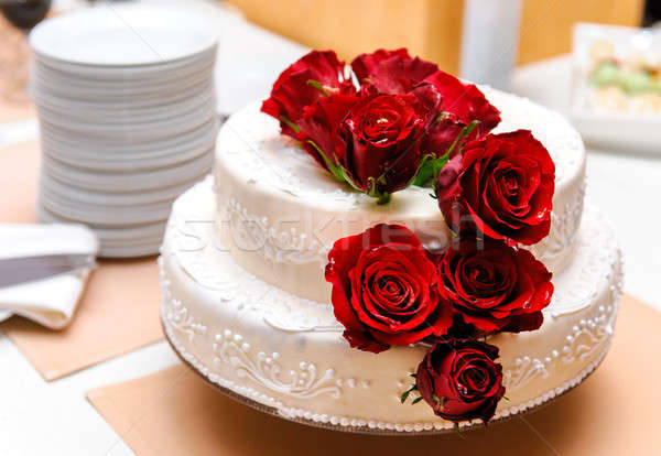 Bolo de Casamento Com Flores Vermelhas