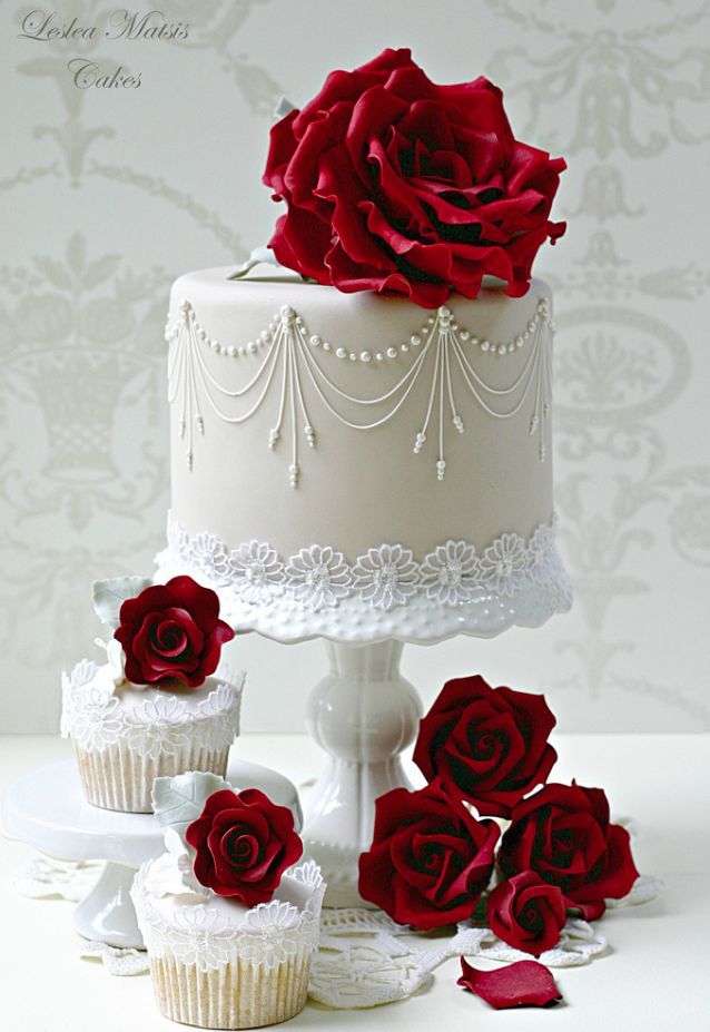 Bolo de Casamento Com Flores Vermelhas