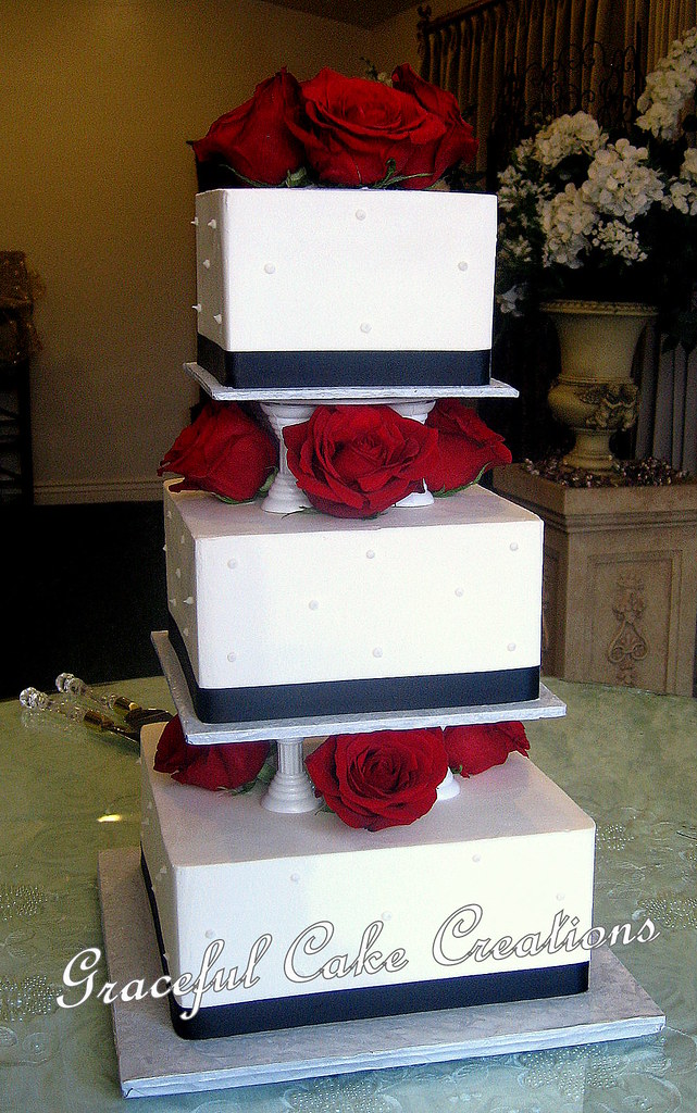 bolo de casamento quadrado Com Rosas Vermelhas