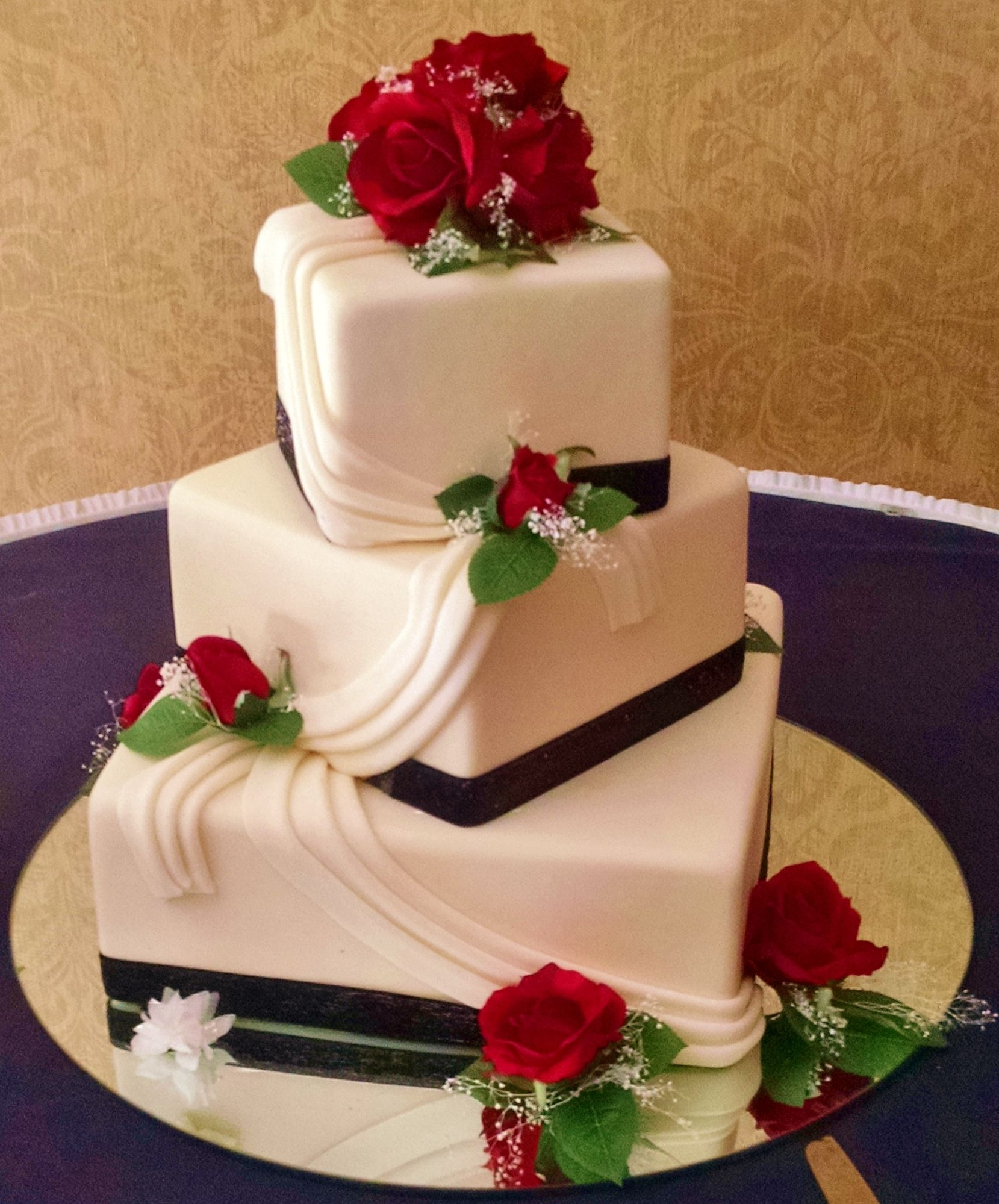 bolo de casamento quadrado Com Rosas Vermelhas