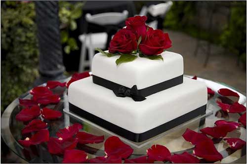 bolo de casamento quadrado Com Rosas Vermelhas