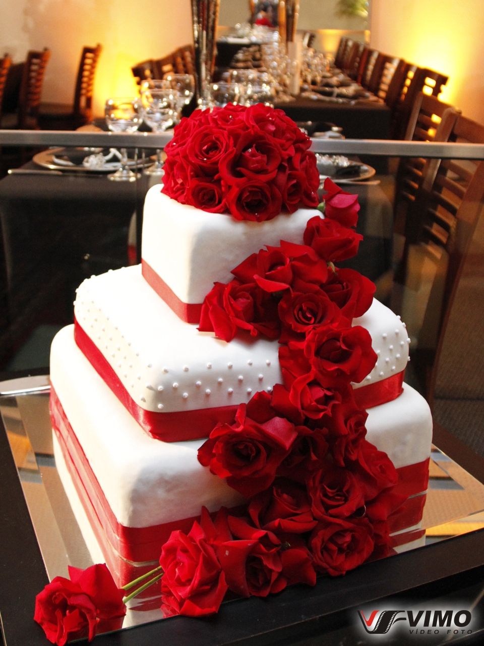 bolo de casamento quadrado Com Rosas Vermelhas