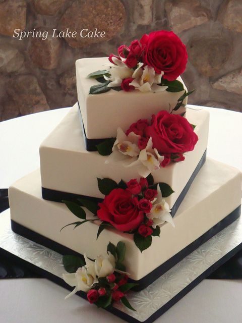 bolo de casamento quadrado Com Rosas Vermelhas