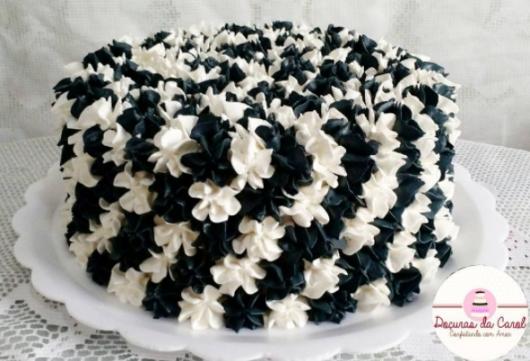 bolo preto e branco Chantilly