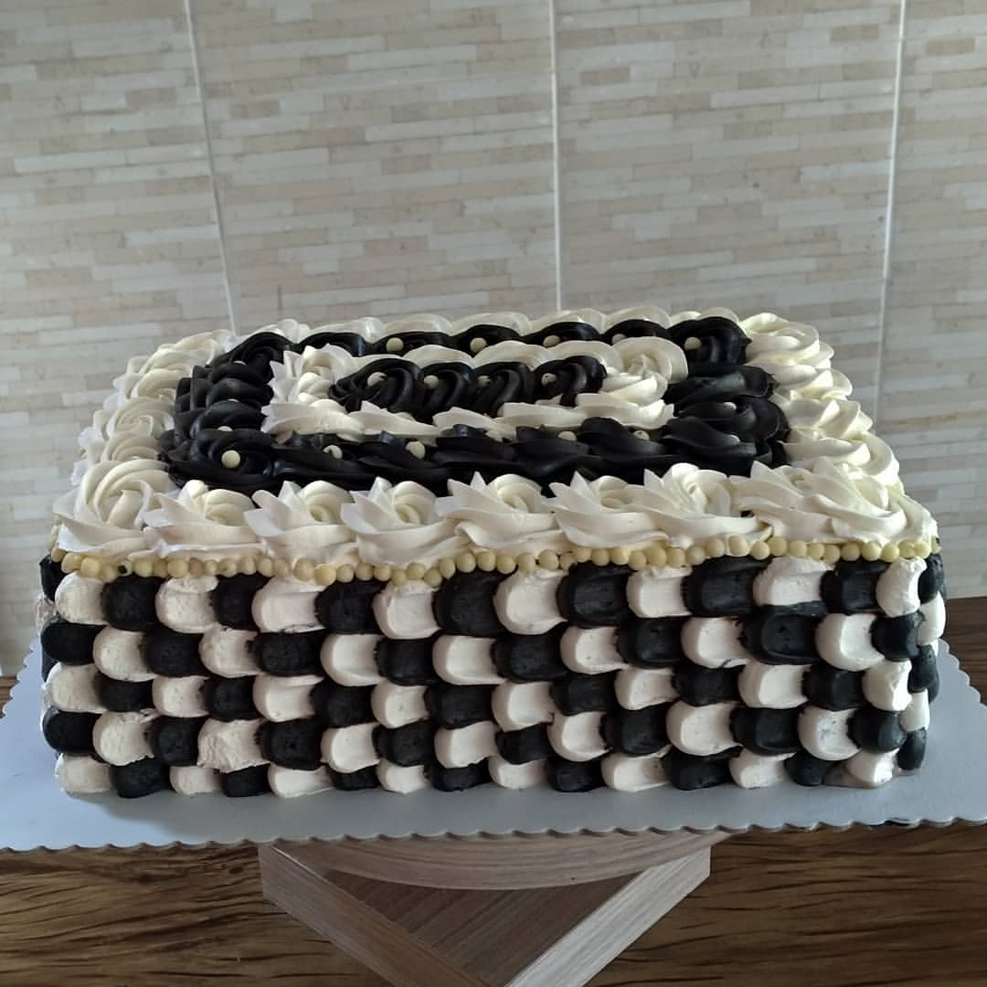 bolo preto e branco Chantilly