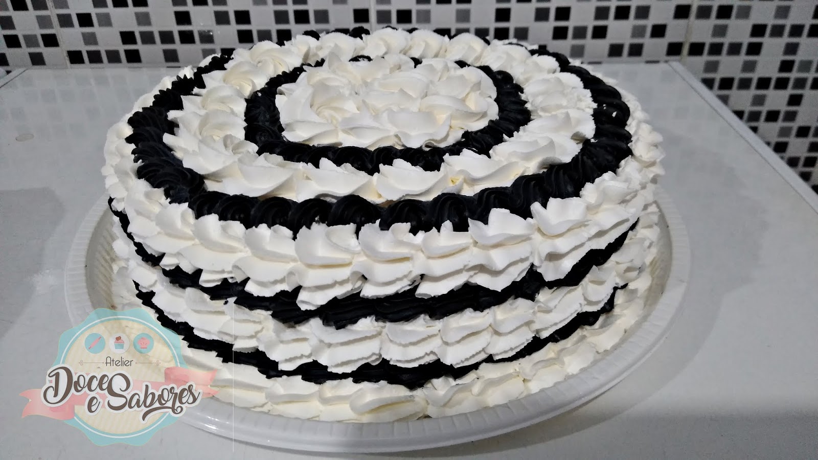 bolo preto e branco Chantilly