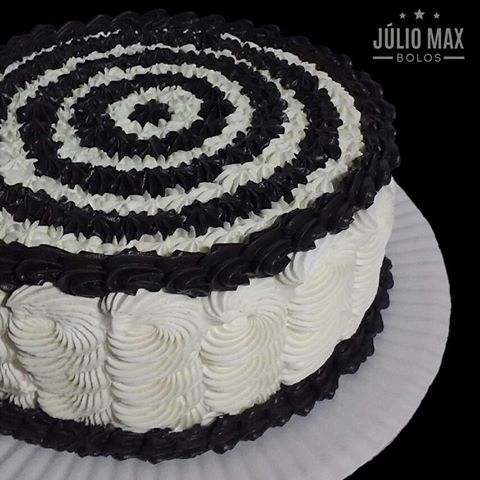 bolo preto e branco Chantilly