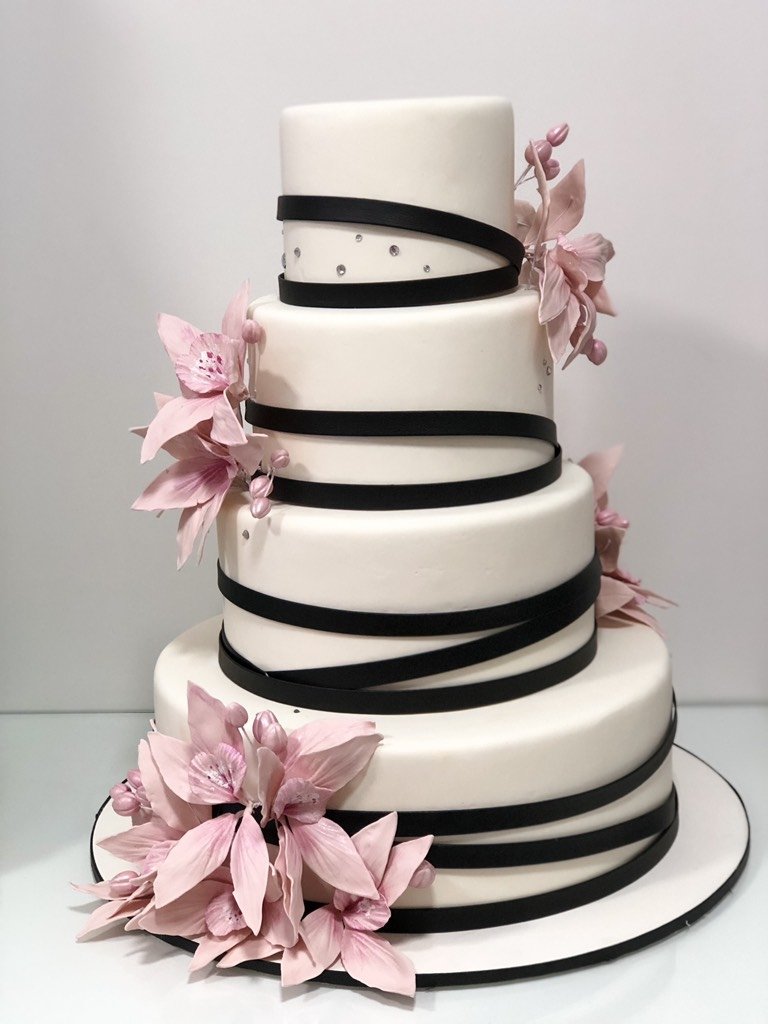 bolo preto e branco Com Flores