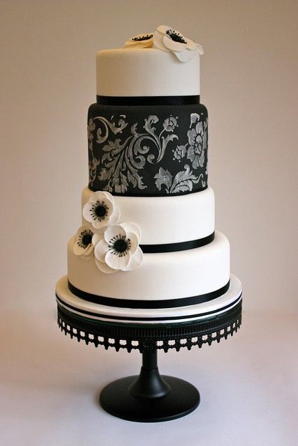 bolo preto e branco Com Flores