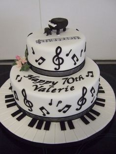 bolo preto e branco Com Notas Musicais