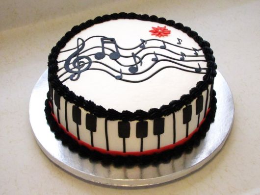 bolo preto e branco Com Notas Musicais