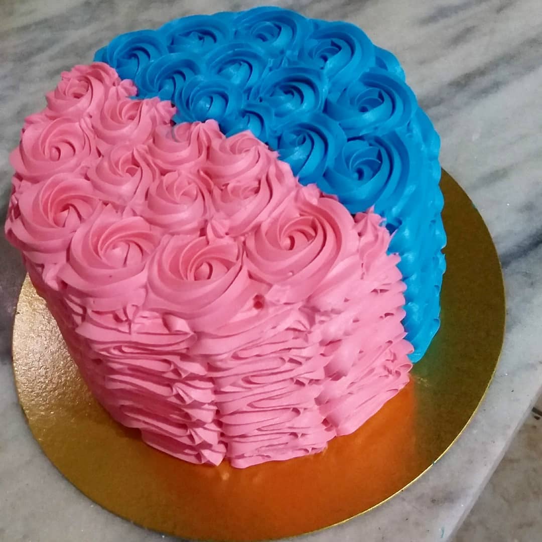 bolo azul e rosa Com Chantilly