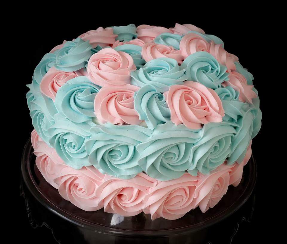 bolo azul e rosa Com Chantilly