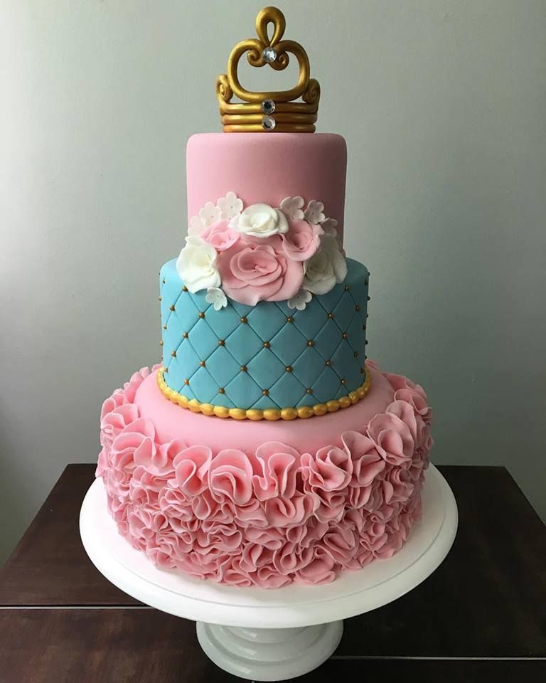 Bolo de Princesa decrado com chantilly rosa lilás azul e verde com topo de  coroa