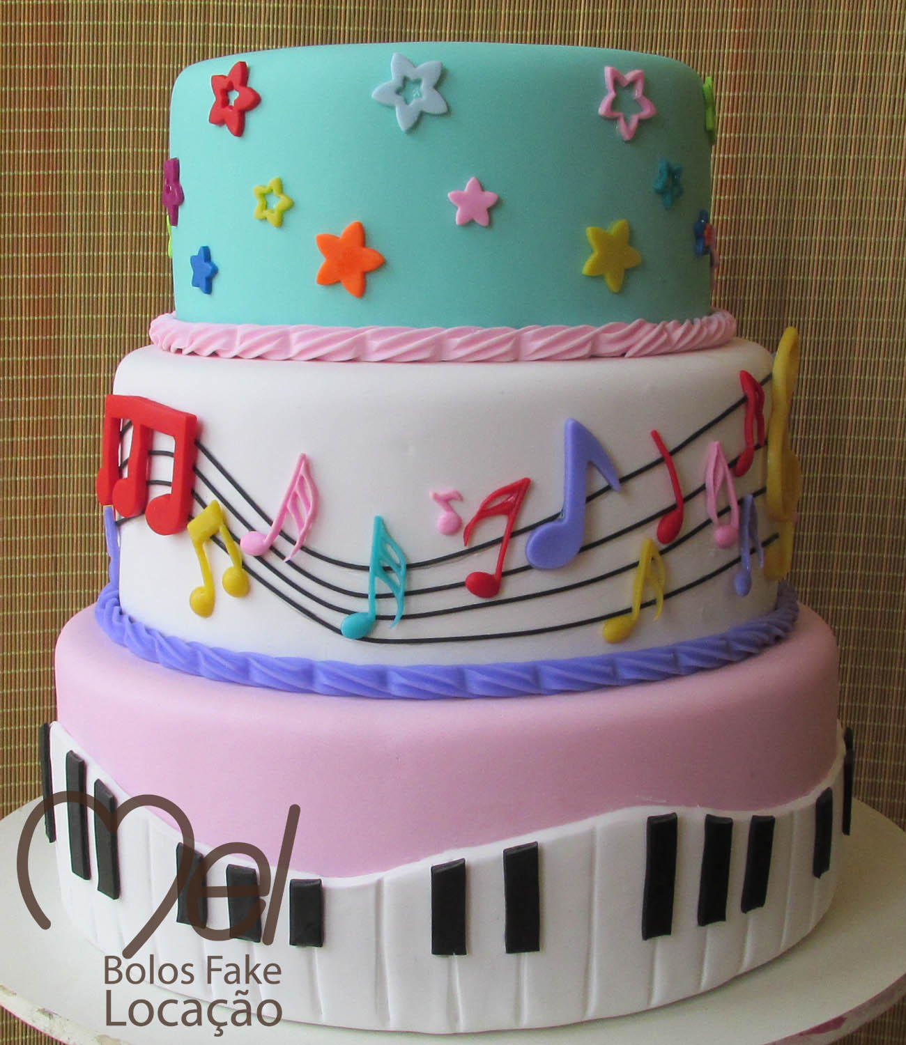 bolo com notas musicais Coloridas