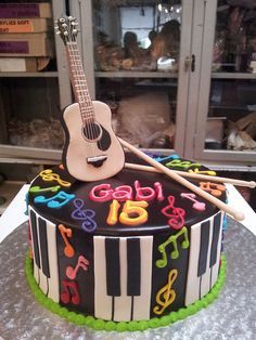bolo com notas musicais Coloridas