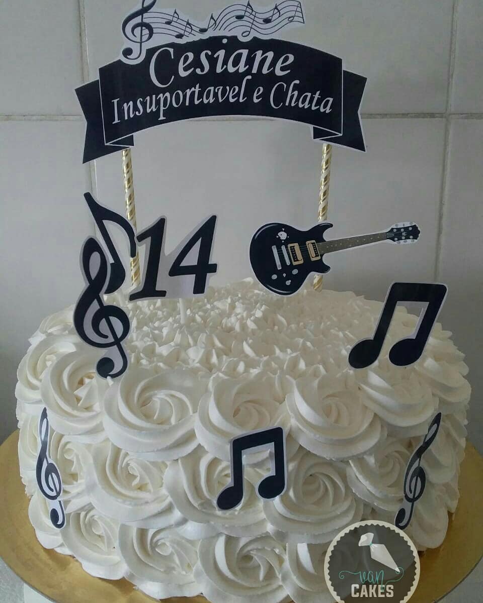 bolo com notas musicais Com Chantilly