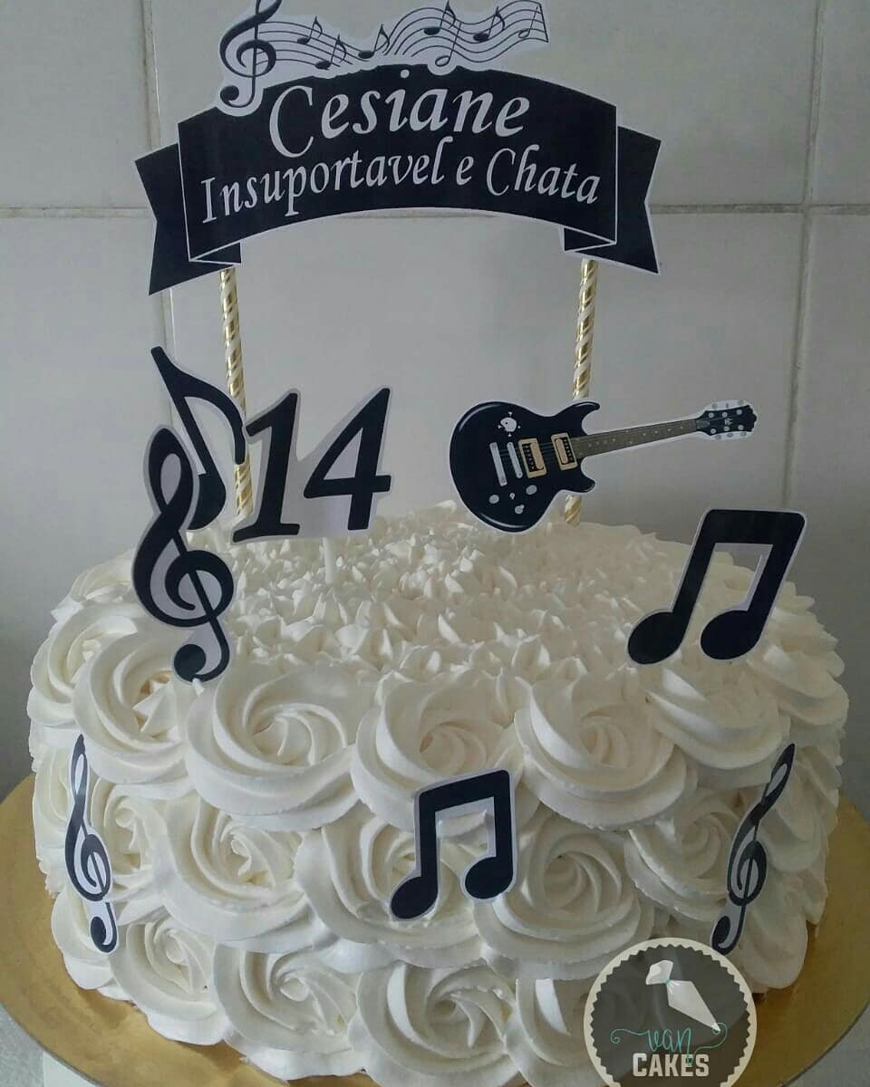 bolo com notas musicais Com Chantilly