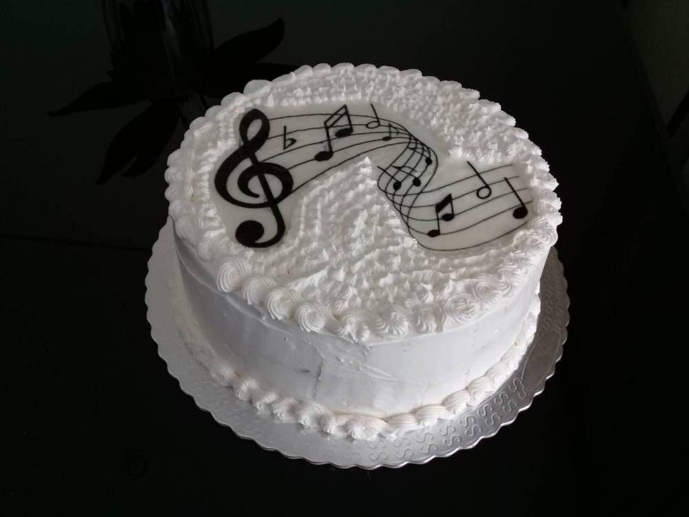 bolo com notas musicais Com Chantilly