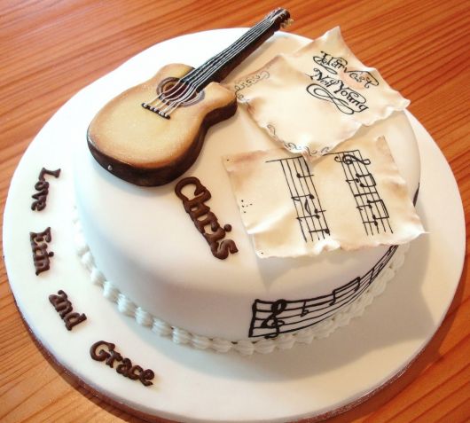 bolo com notas musicais E Violão
