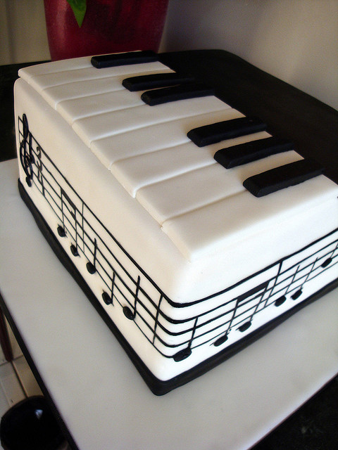 bolo com notas musicais Quadrado