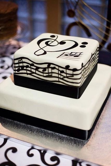 bolo com notas musicais Quadrado