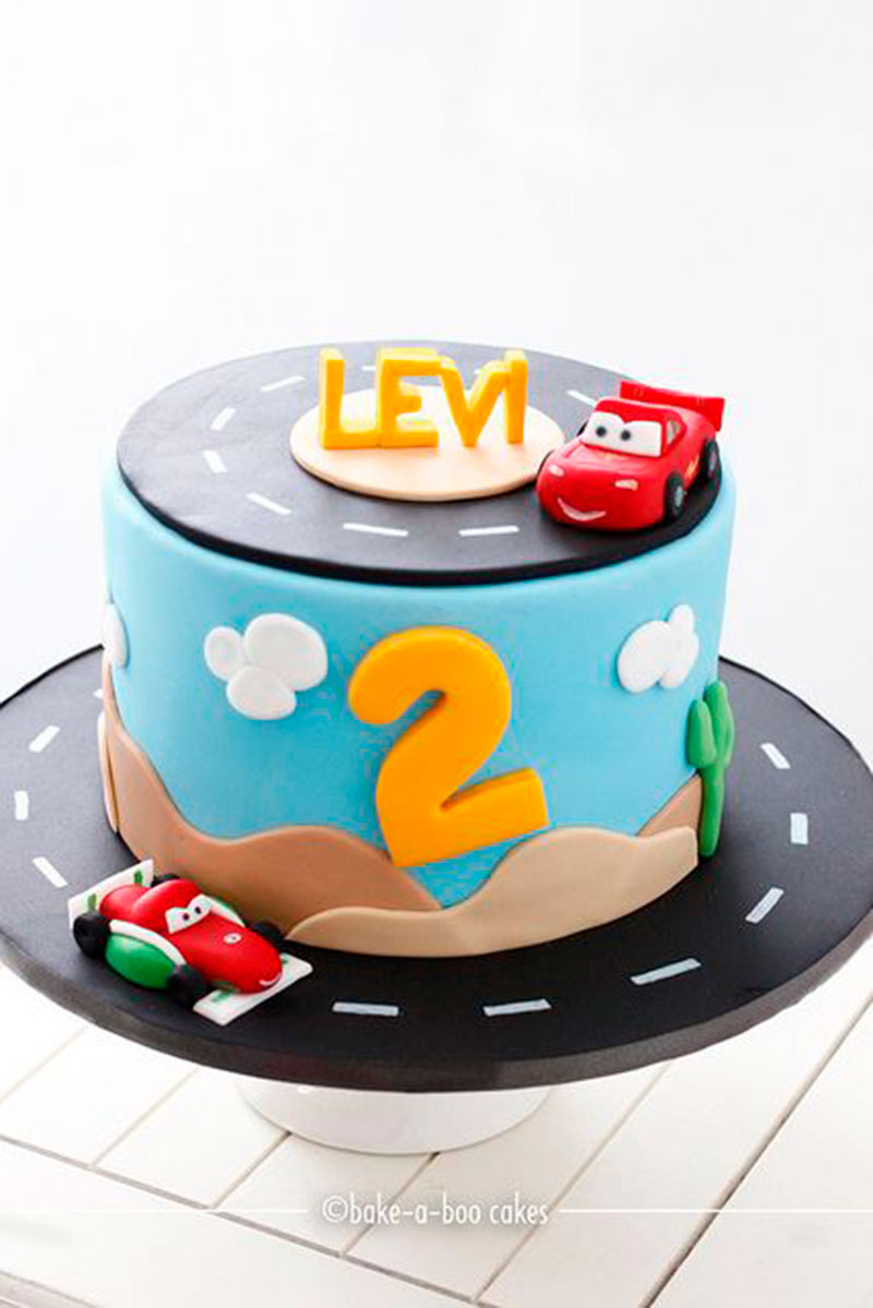 bolo de aniversario infantil Tema Carros