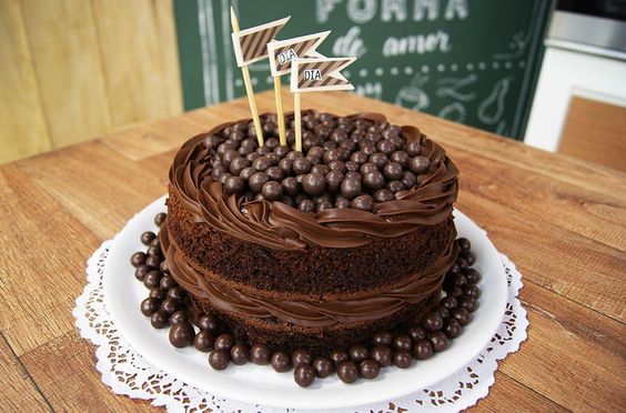 bolo de aniversario simples De chocolate