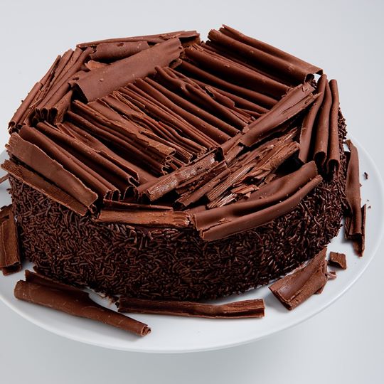 bolo de aniversario simples De chocolate