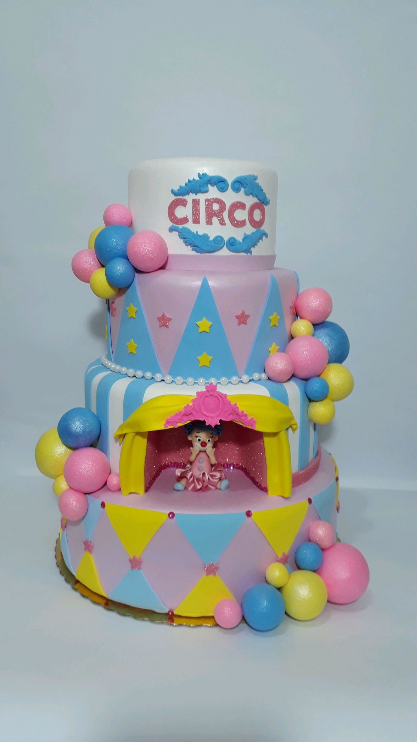 bolo fake circo Rosa E.V.A.