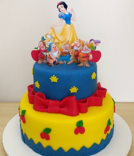  Bolo de 2 Andares Branca de Neve