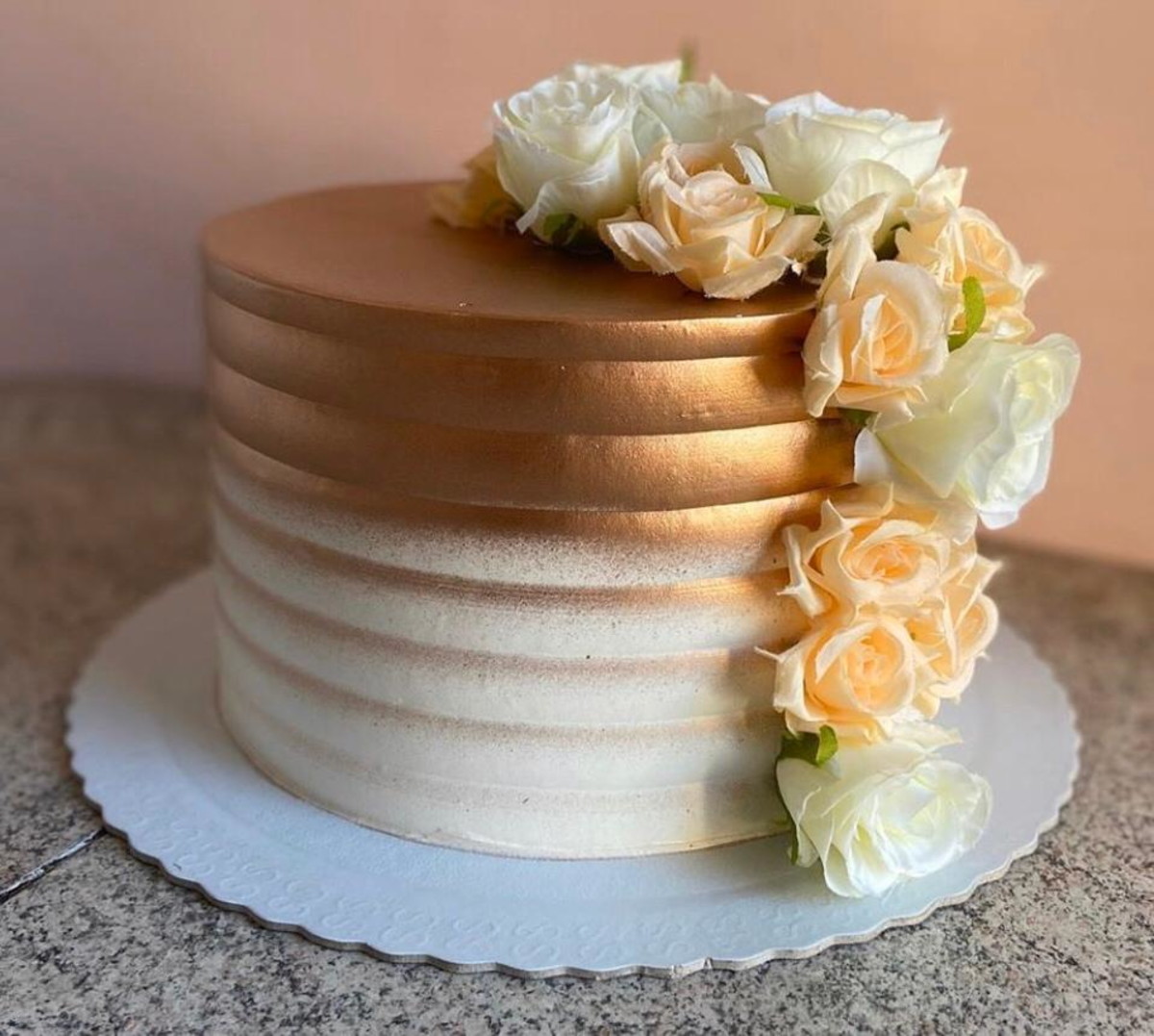 Bolo de bodas de ouro Chantilly