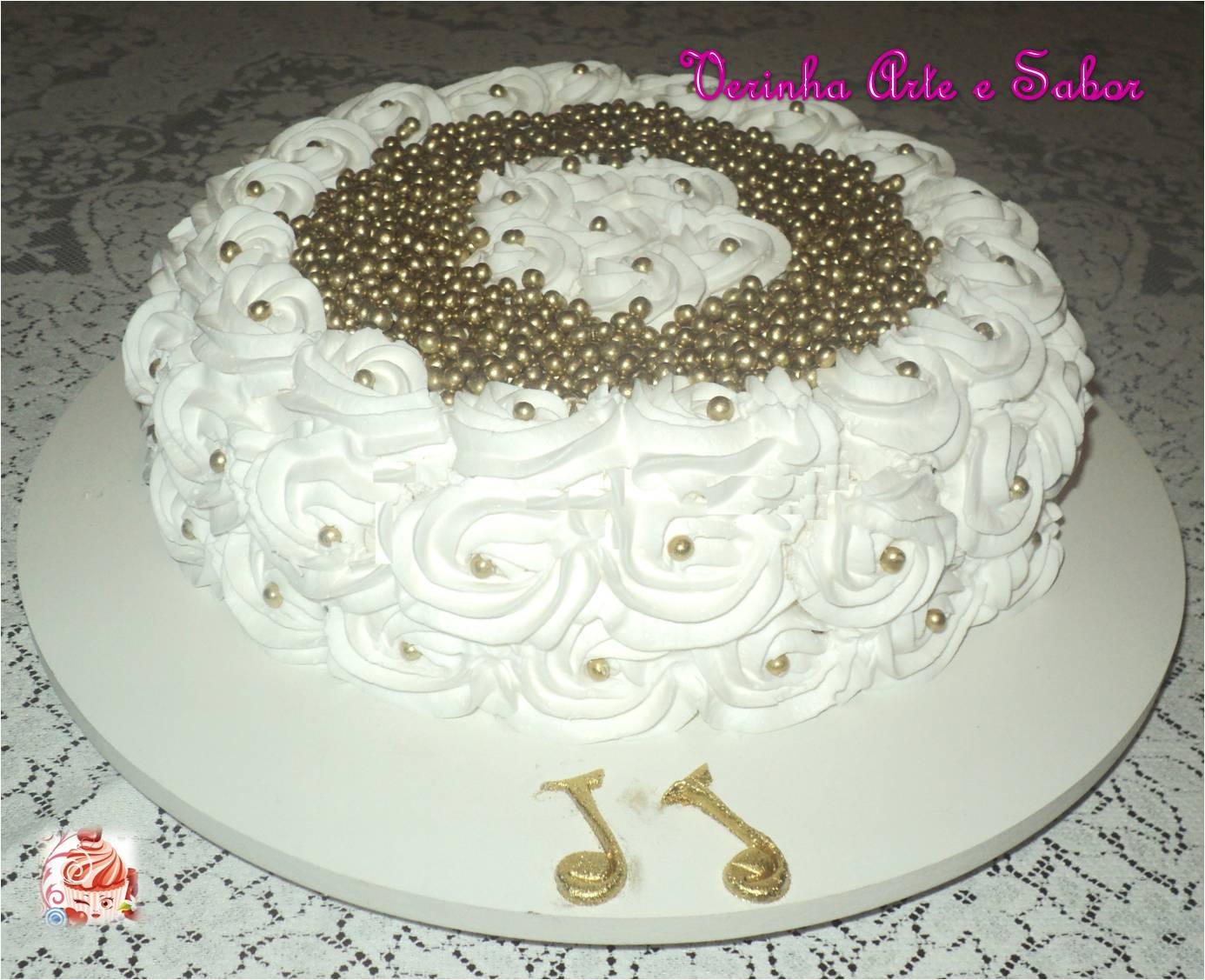 Bolo de bodas de ouro Chantilly