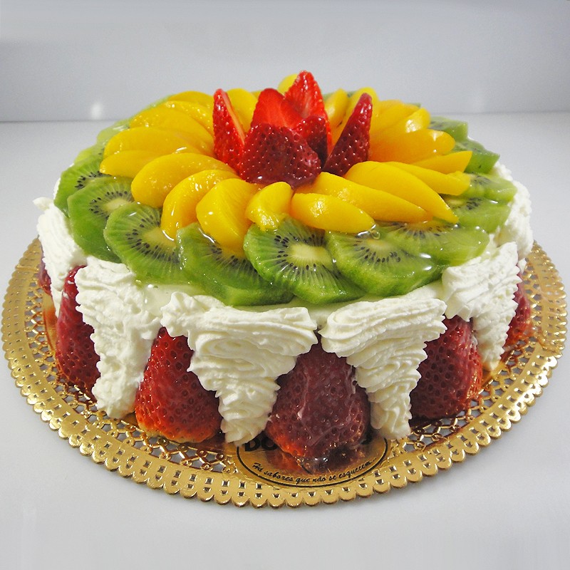 Bolo decorado com frutas Chantilly