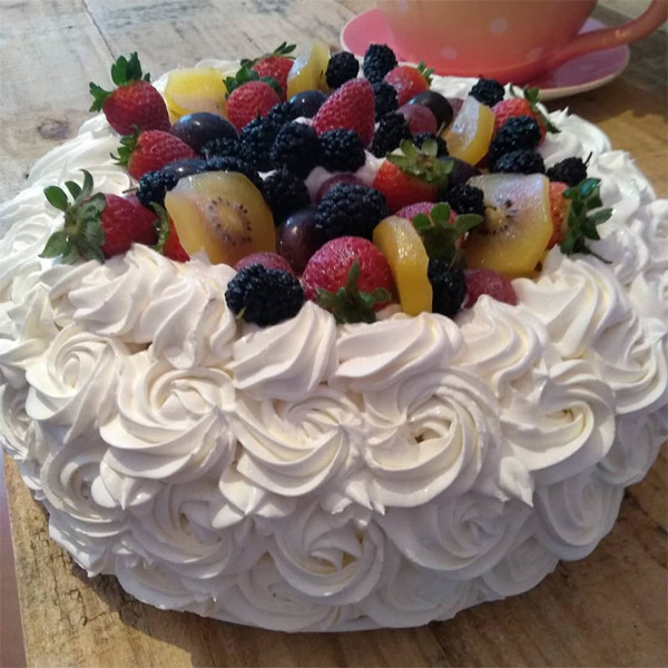 Bolo decorado com frutas Chantilly