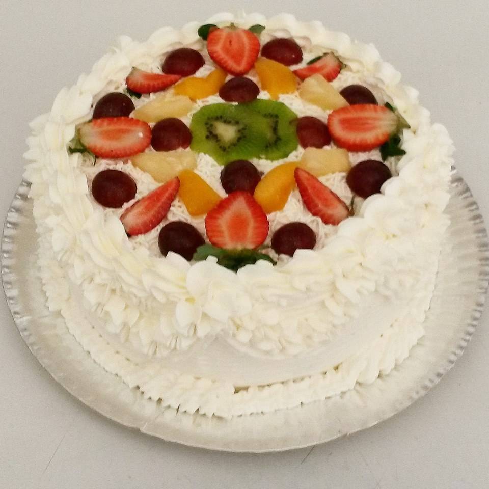 Bolo decorado com frutas Chantilly