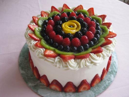 Bolo decorado com frutas Chantilly