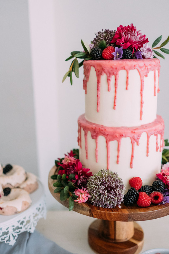 Bolo decorado com frutas E flores