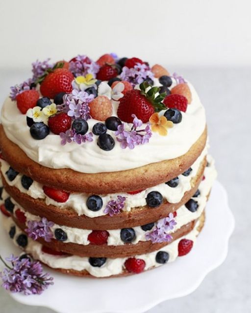 Bolo decorado com frutas E flores