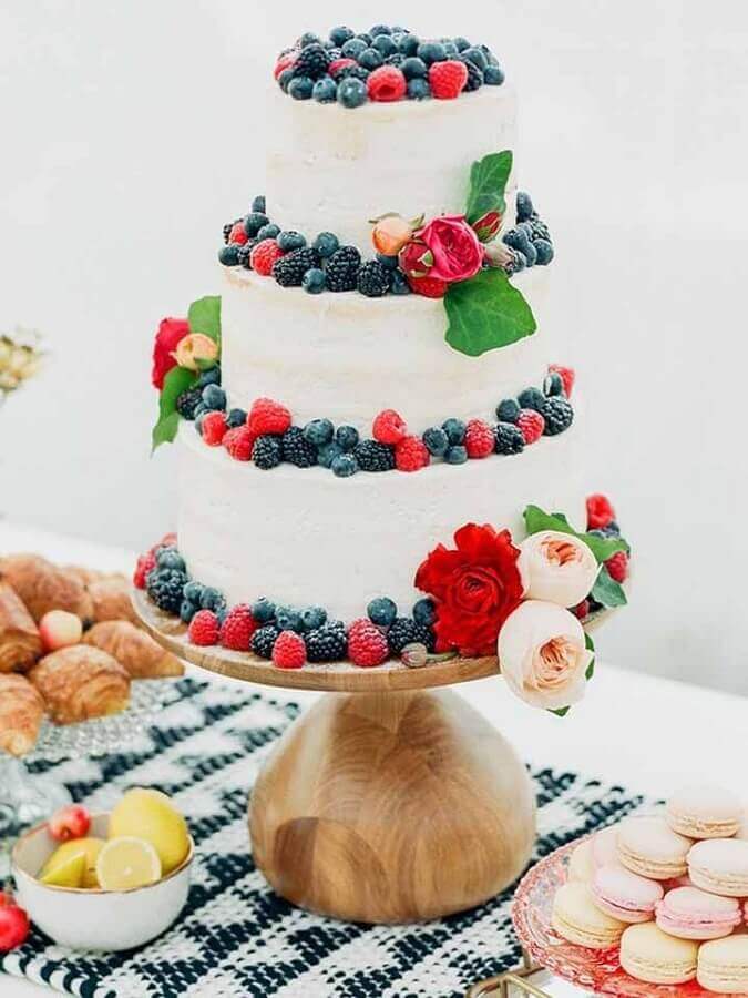 Bolo decorado com frutas Naturais