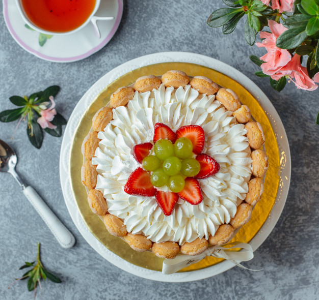 Bolo decorado com frutas Uva e morango