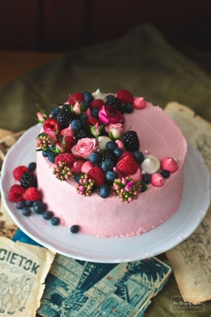 Pequeno bolo de aniversário rosa redondo com frutas mastic e decoração