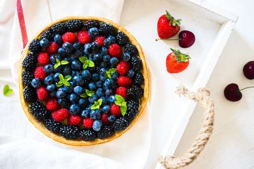 Bolo decorado com frutas Vermelhas