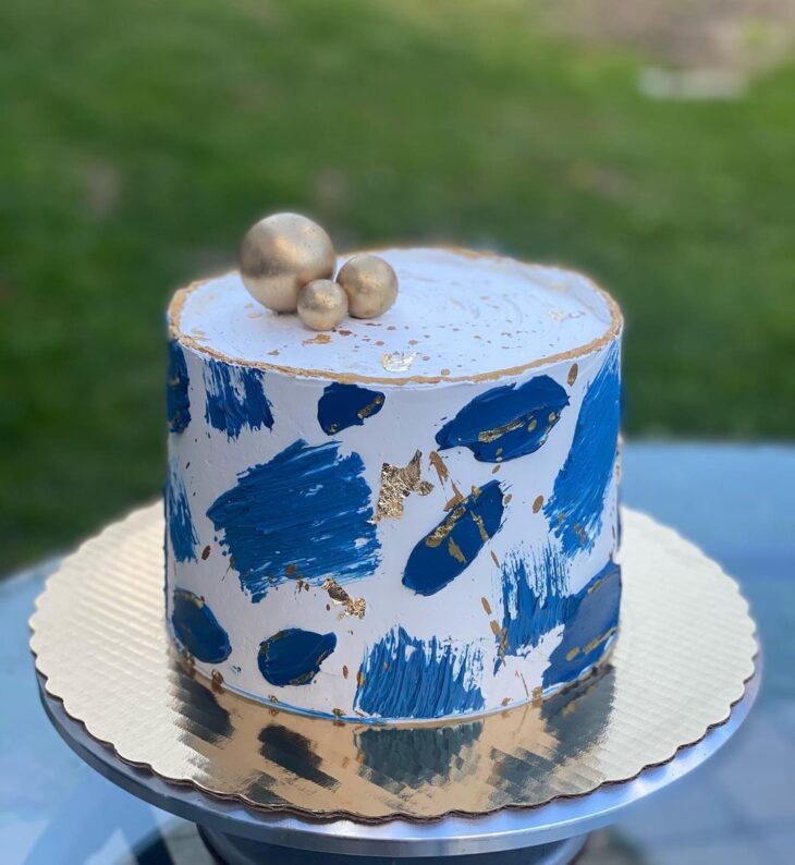 Deu Bolo Gourmet - Bom dia Mais um modelo de bolo masculino passando na  sua time!!🙋🏻‍♂️ . Aquele espatulado branco e cachepô em azul, e uma  plaquinha com Parabéns simples e charmoso!! .